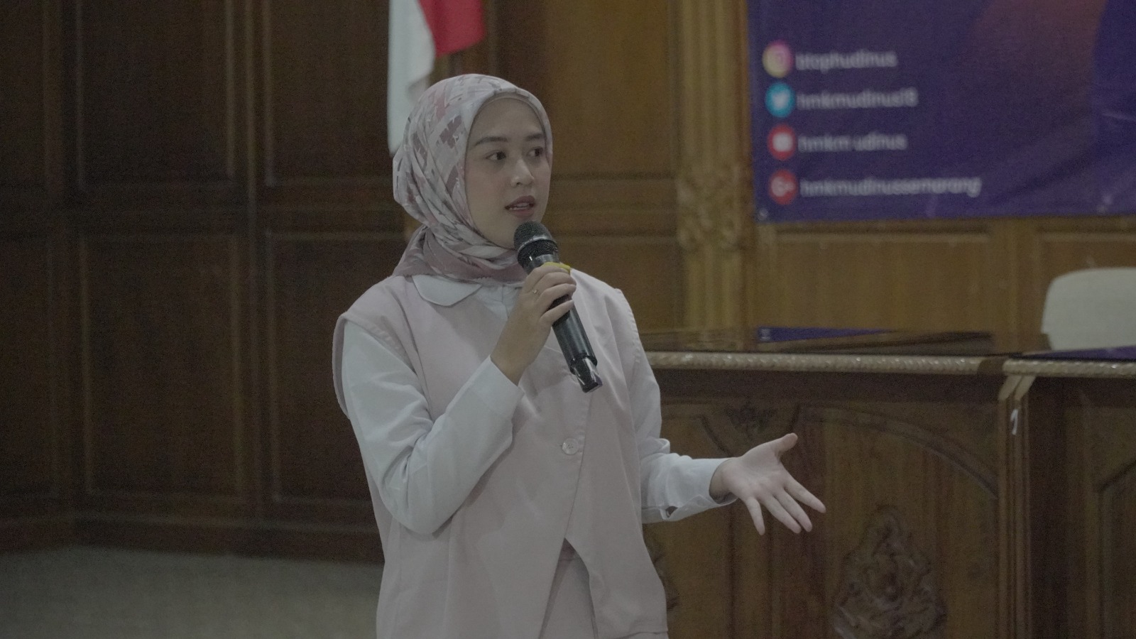 Sharing Alumni HMKM oleh Anis Safitri, S, KM